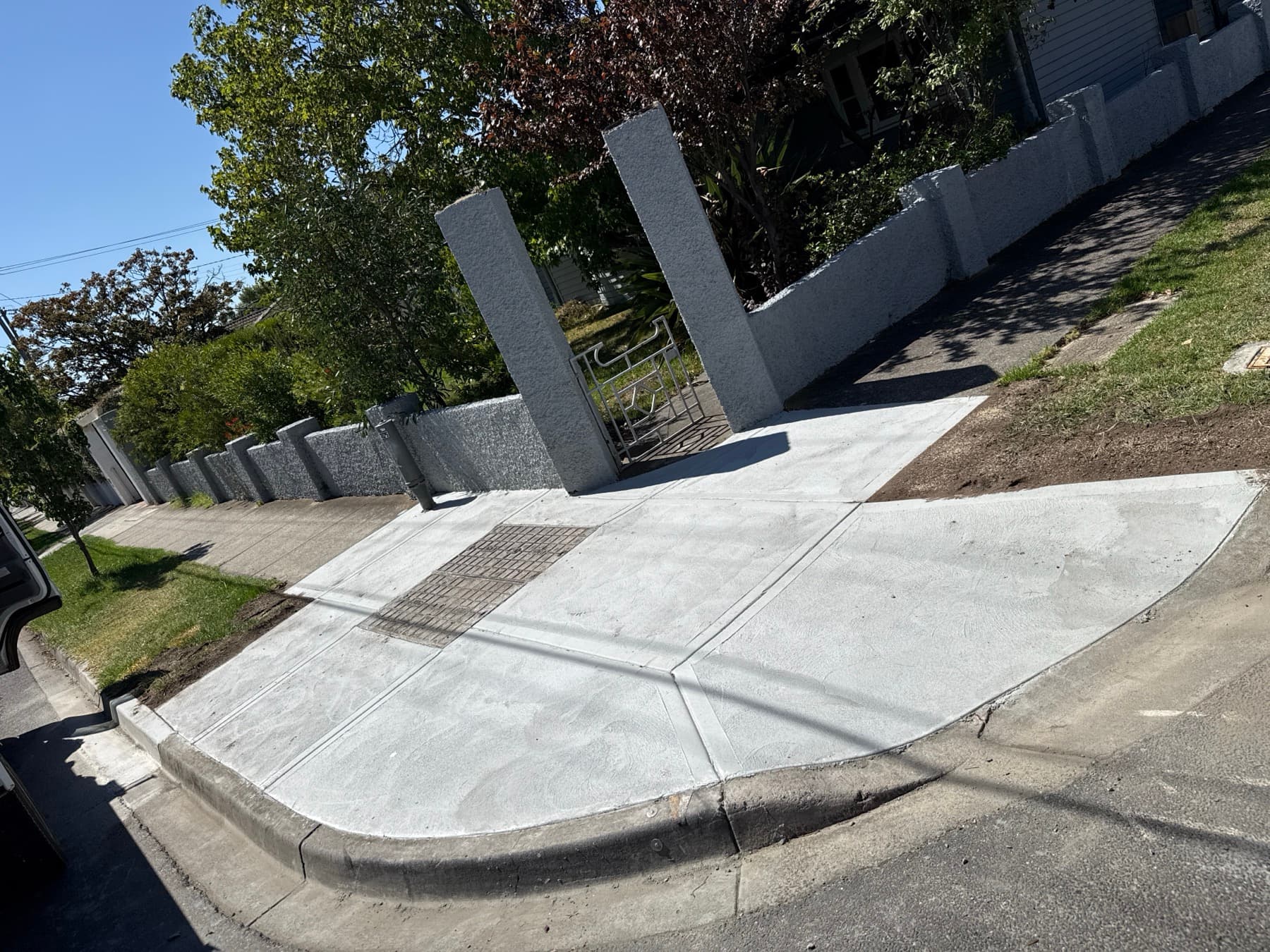Corner crossover & kerb