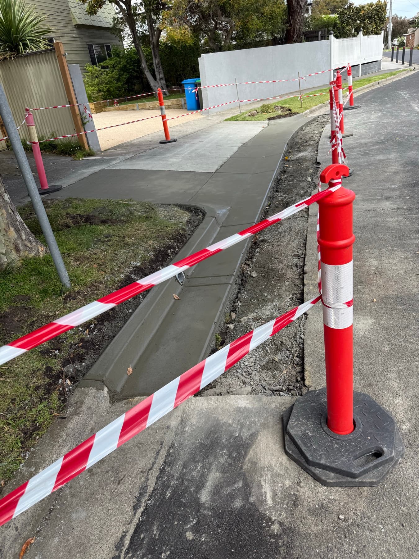 Machine-laid kerb